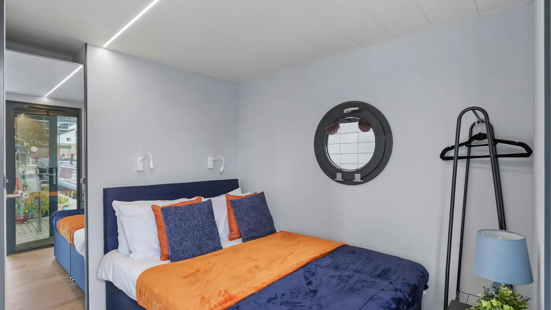 Botel Unique Water Lodge In London - Sleeps 6