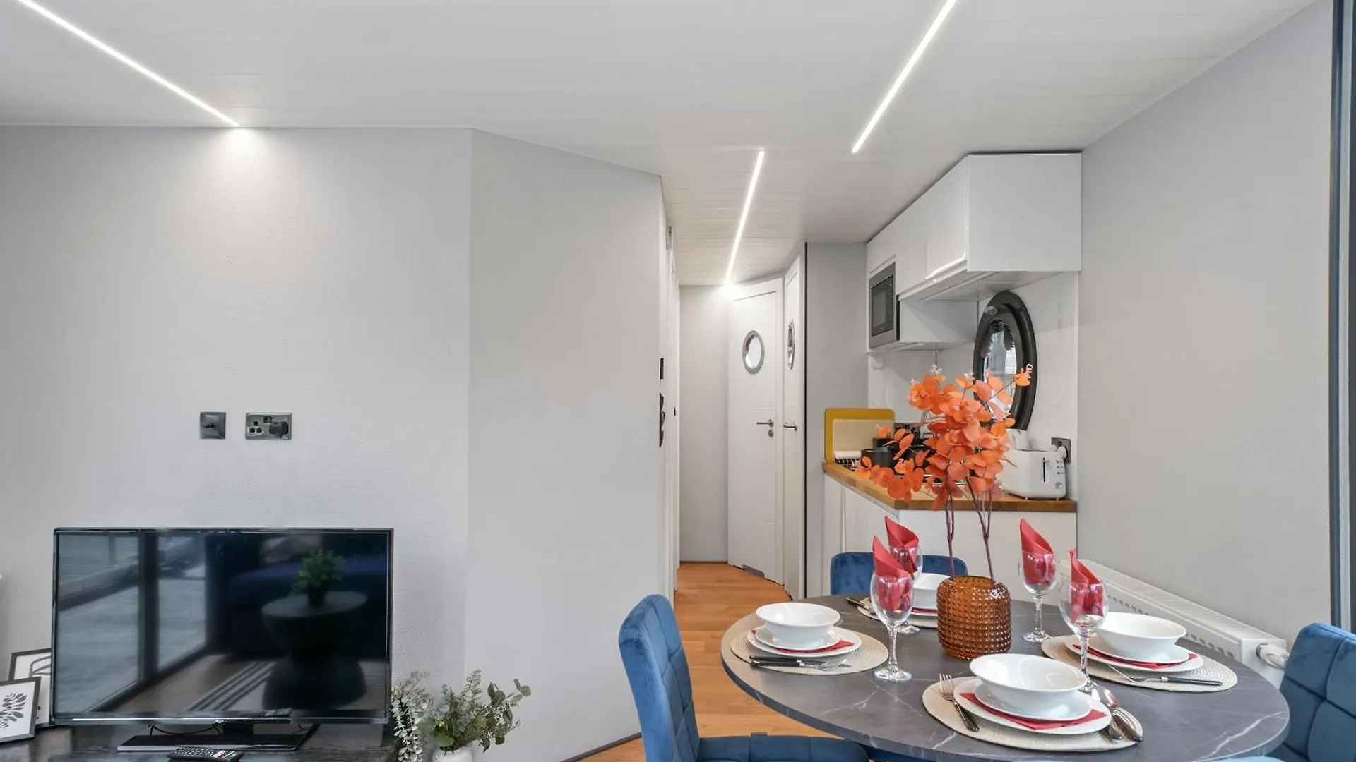 Botel Unique Water Lodge In London - Sleeps 6 United Kingdom