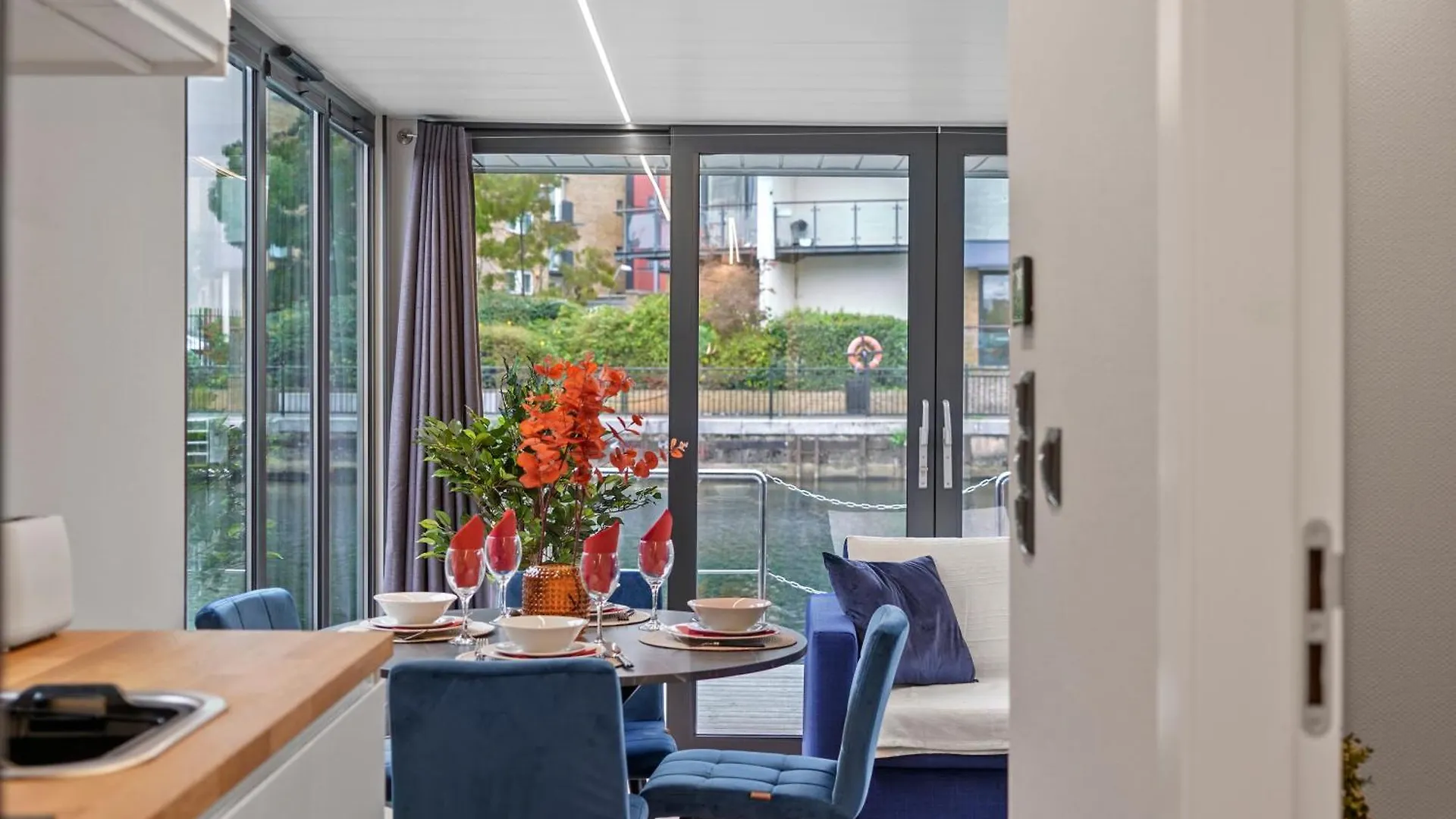Unique Water Lodge In London - Sleeps 6 0*,  United Kingdom