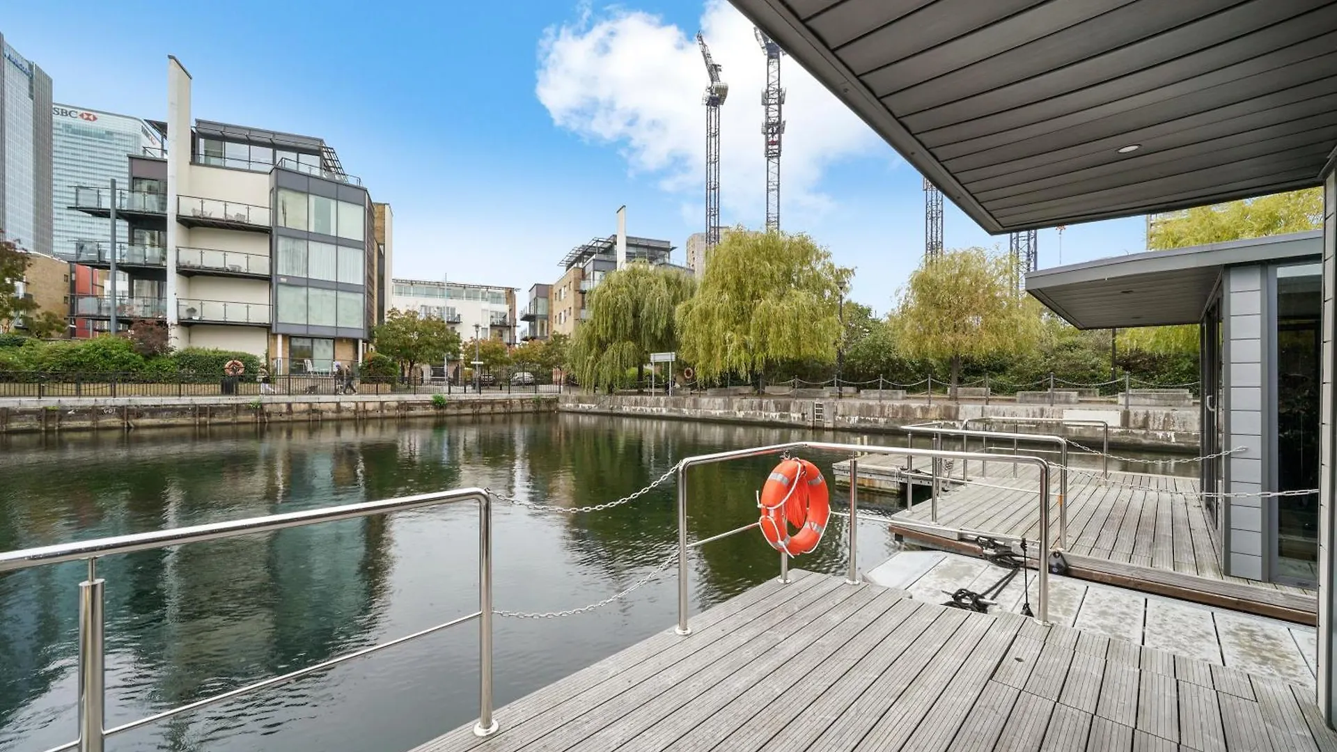 Botel Unique Water Lodge In London - Sleeps 6