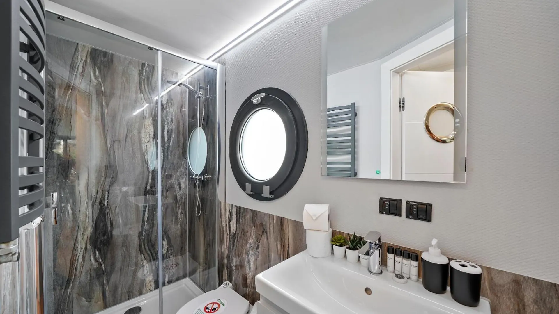 Unique Water Lodge In London - Sleeps 6 Botel
