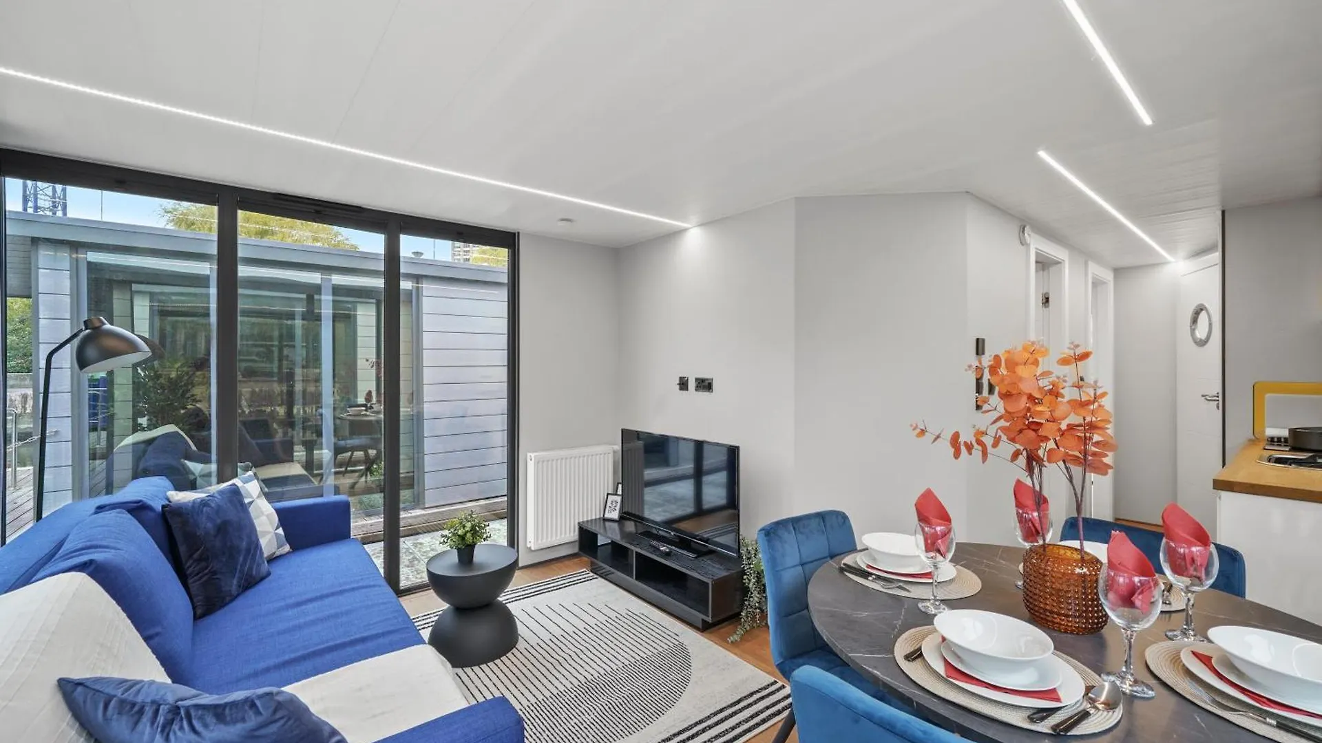 Unique Water Lodge In London - Sleeps 6